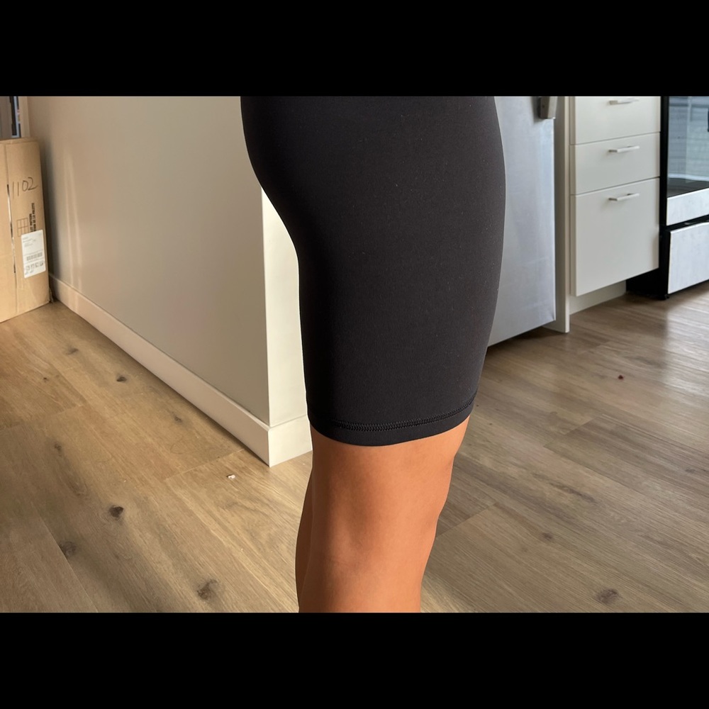 Size 2 lulu lemon align biker shorts 8” - Picture 3 of 4